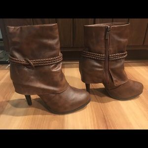 Stylish brown ankle boots perfect for fall!